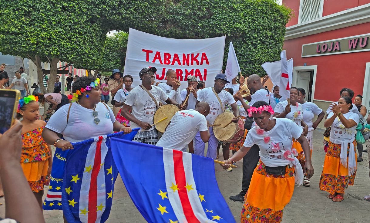 Passos antigos numa rua moderna. Grupos de tabanka do Maio e de Santiago animam o Pedonal do Plateau