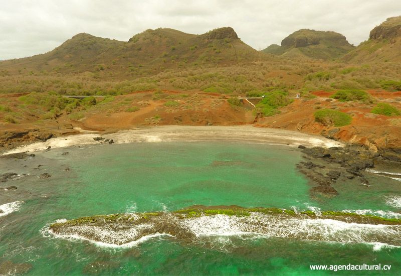 "Praia dos Amores", uma piscina natural na mar baixa