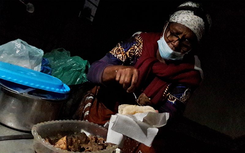 Sabu há 40 anos a vender "pão com fígado" no Cinema do Bairro