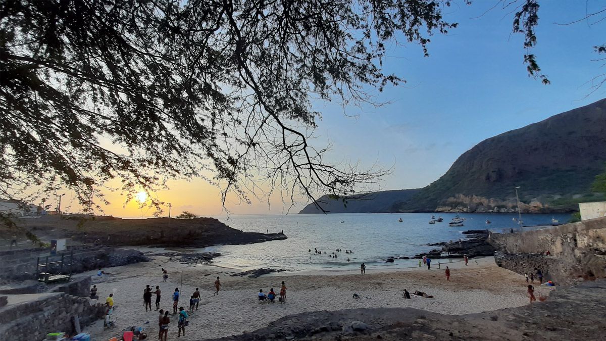 Praia de Tarrafal: a única de areia branca e virada para o pôr do sol na ilha de Santiago